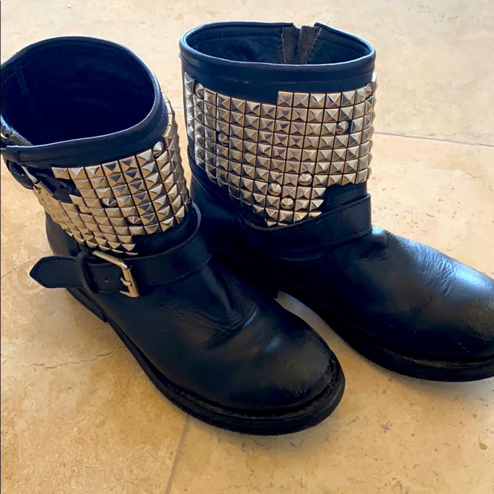 Ash boots